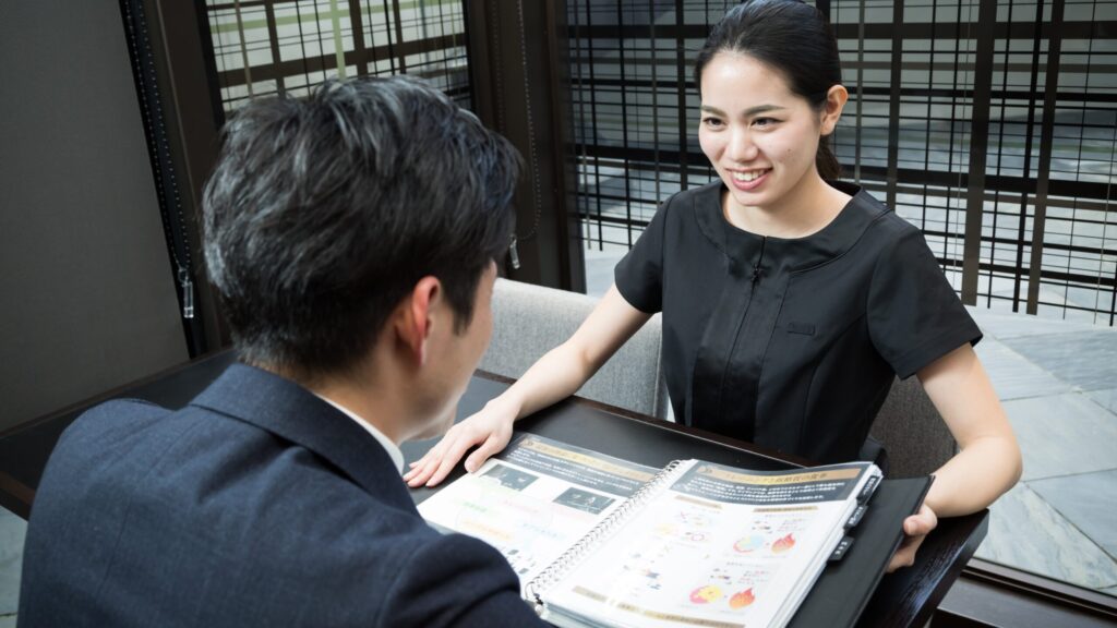 RIZAPの女性トレーナーによる丁寧なカウンセリング風景。初回でも安心できる対応が魅力。