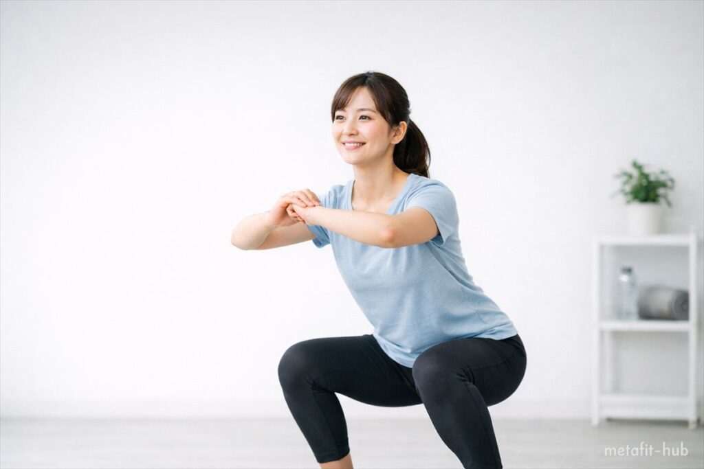 自宅でスクワットをする初心者女性｜やらないよりやったほうがいい筋トレの第一歩