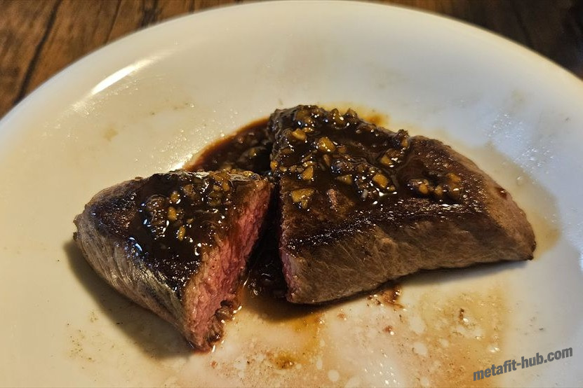 フライパンに残った肉汁と肉油にガーリック、醤油、みりんを加えて作ったソースを和牛ステーキにかけた画像