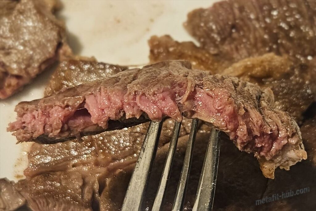 スーパーのステーキ肉を切って断面の焼き加減を確認している画像