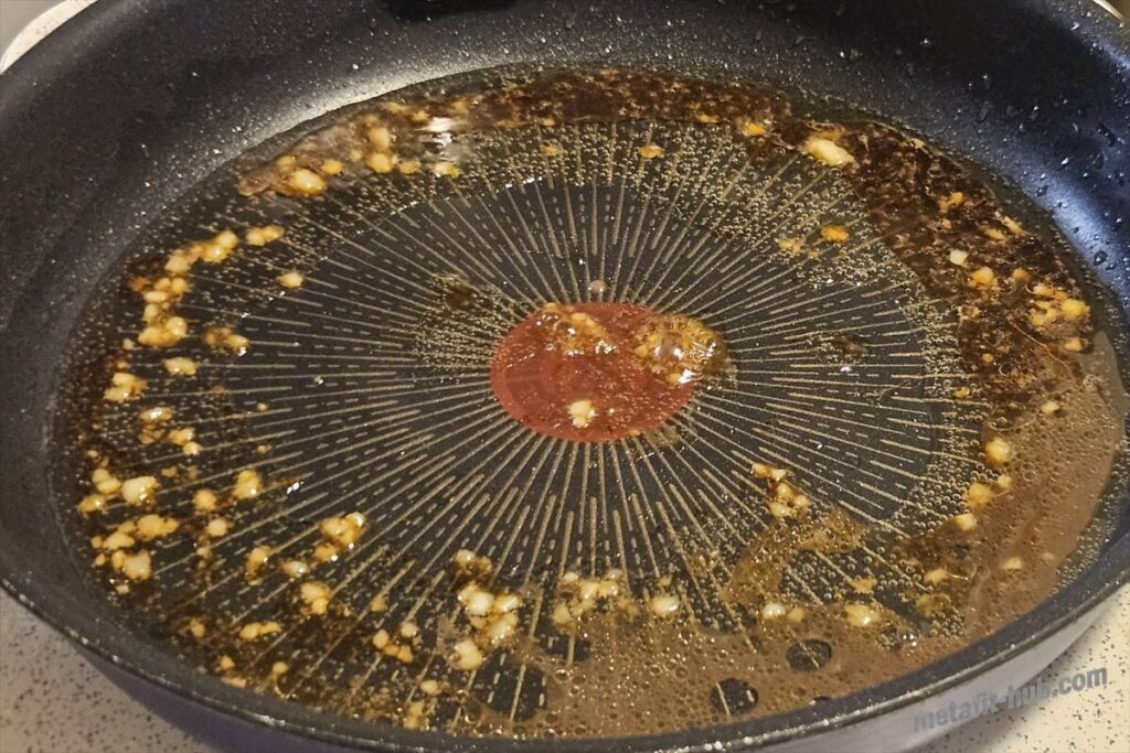 フライパンに残った肉汁と脂でステーキソースを作っている画像