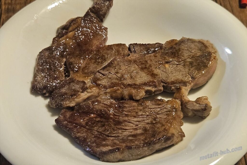 焼き上げたスーパーのステーキ肉を皿に盛り付けた画像