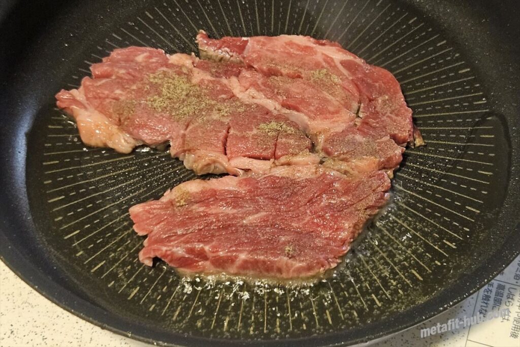 フライパンでスーパーのステーキ肉を焼き始めた様子の画像