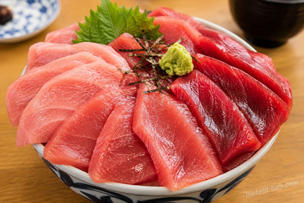 本マグロや赤身などたっぷりのマグロが盛られたマグロ丼をアップで写した見出し画像
