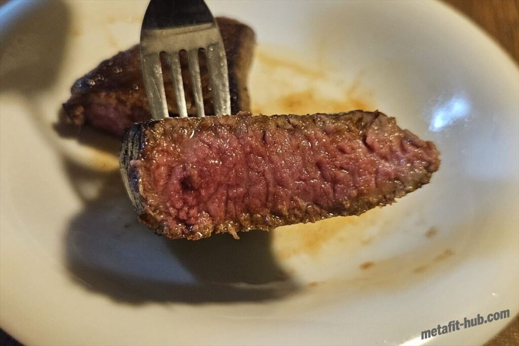 焼き上げた和牛ステーキをカットし、ミディアムレアの断面を確認している焼き方セクションの見出し画像