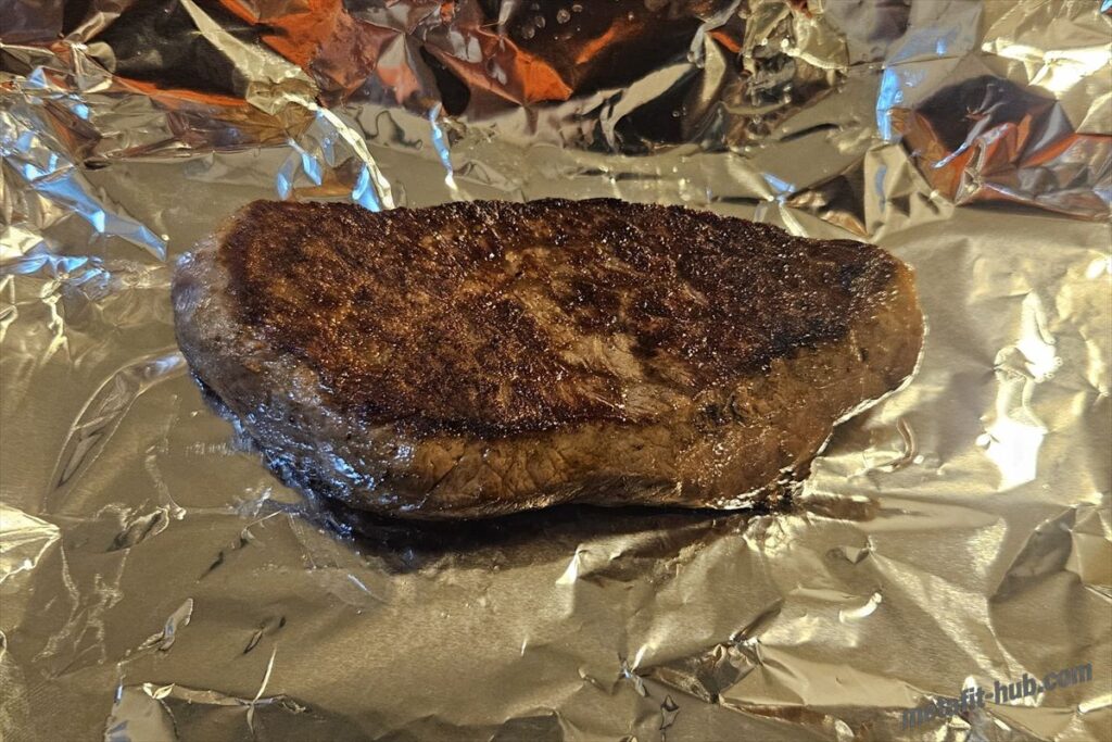 焼き上げた和牛ステーキをアルミホイルの上で休ませて肉汁を落ち着かせている焼き方セクションの見出し画像