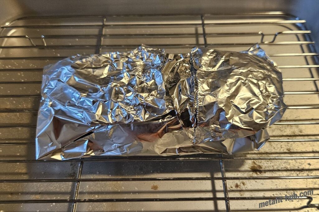 焼き上げた和牛ステーキをアルミホイルで包み、余熱で休ませている焼き方セクションの見出し画像
