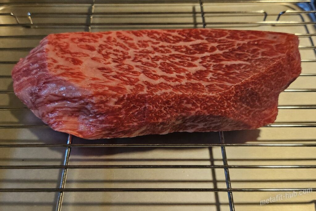 焼く前の和牛ステーキを網の上に置き、常温に戻している焼き方セクションの見出し画像