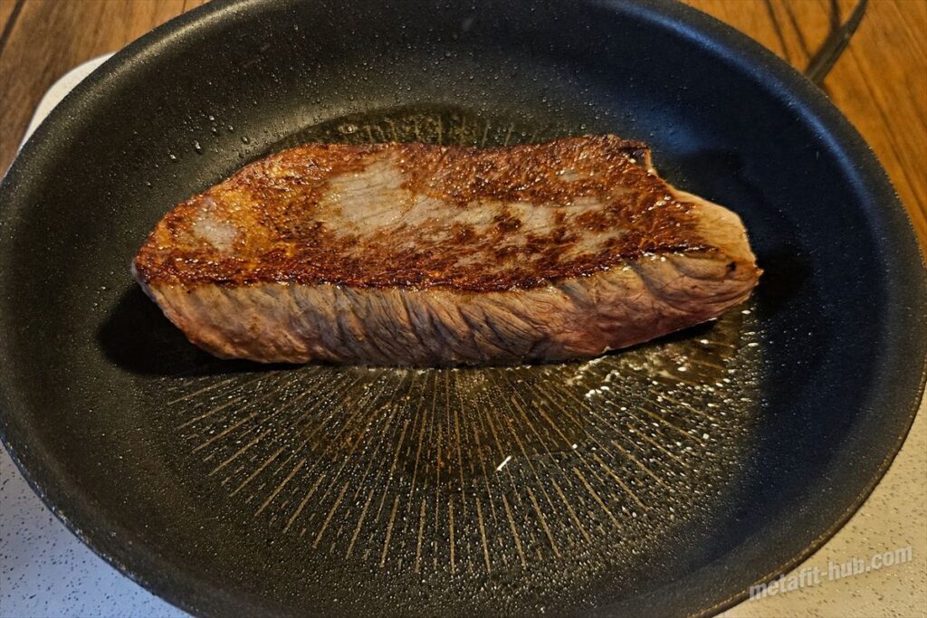テフロンフライパンで和牛ステーキの表面に焼き色をつけている焼き方セクションの見出し画像