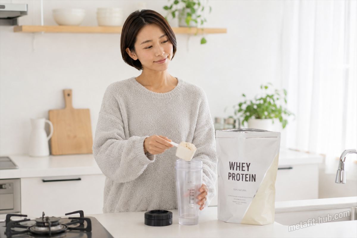 自宅のキッチンで女性がホエイプロテインをシェイカーに入れて作っている