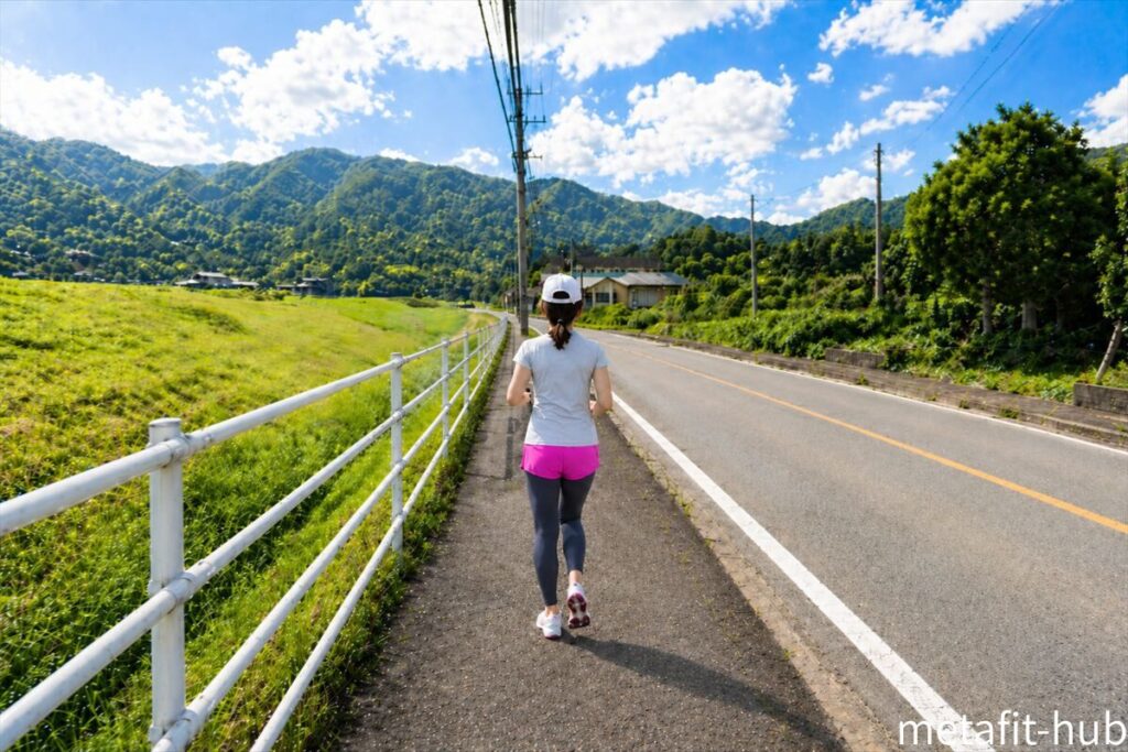 室見川沿い・金武から日向峠へ向かう坂道を走る女性ランナーのイメージ