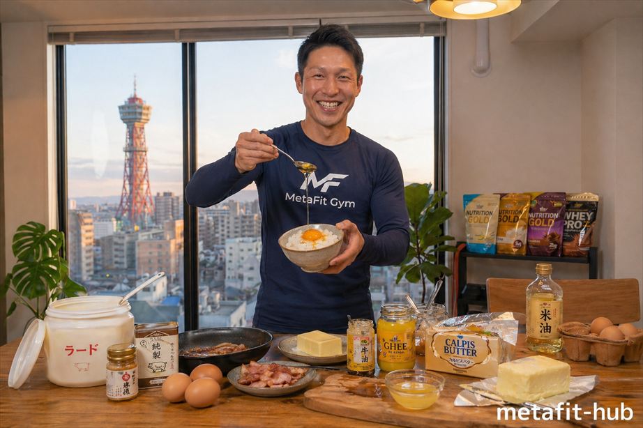 ラード・卵・バター・牛油など動物性脂質の食材を前に、卵かけご飯にラードをかけているシーン