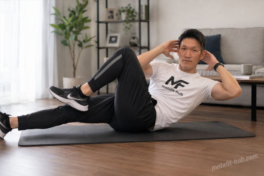 自宅のトレーニングマットでバイシクルクランチを行う男性モデルの腹筋トレーニング風景